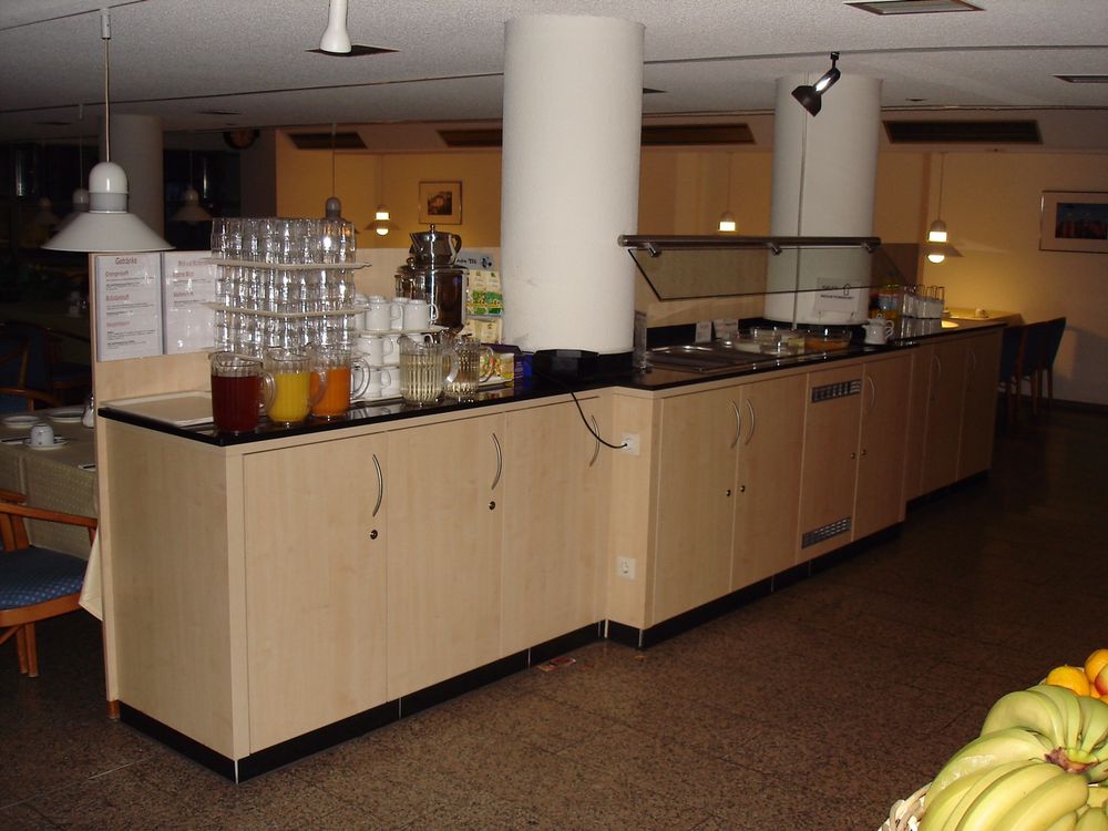 Buffettheke in Ahorn mit Natursteinarbeitsplatte, Glasaufsatz und Obstauslage in einer Kantine