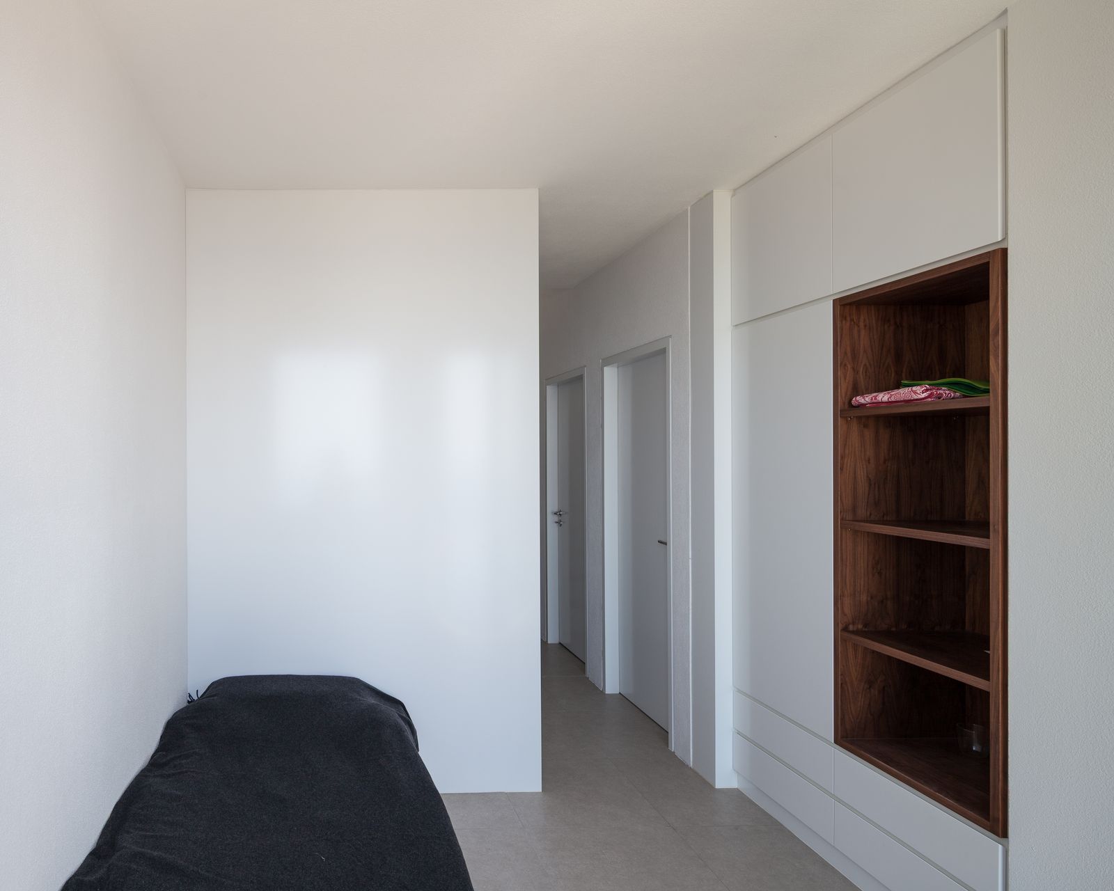Weißer Einbauschrank im Flur mit offener Regalnische in Nussbaum