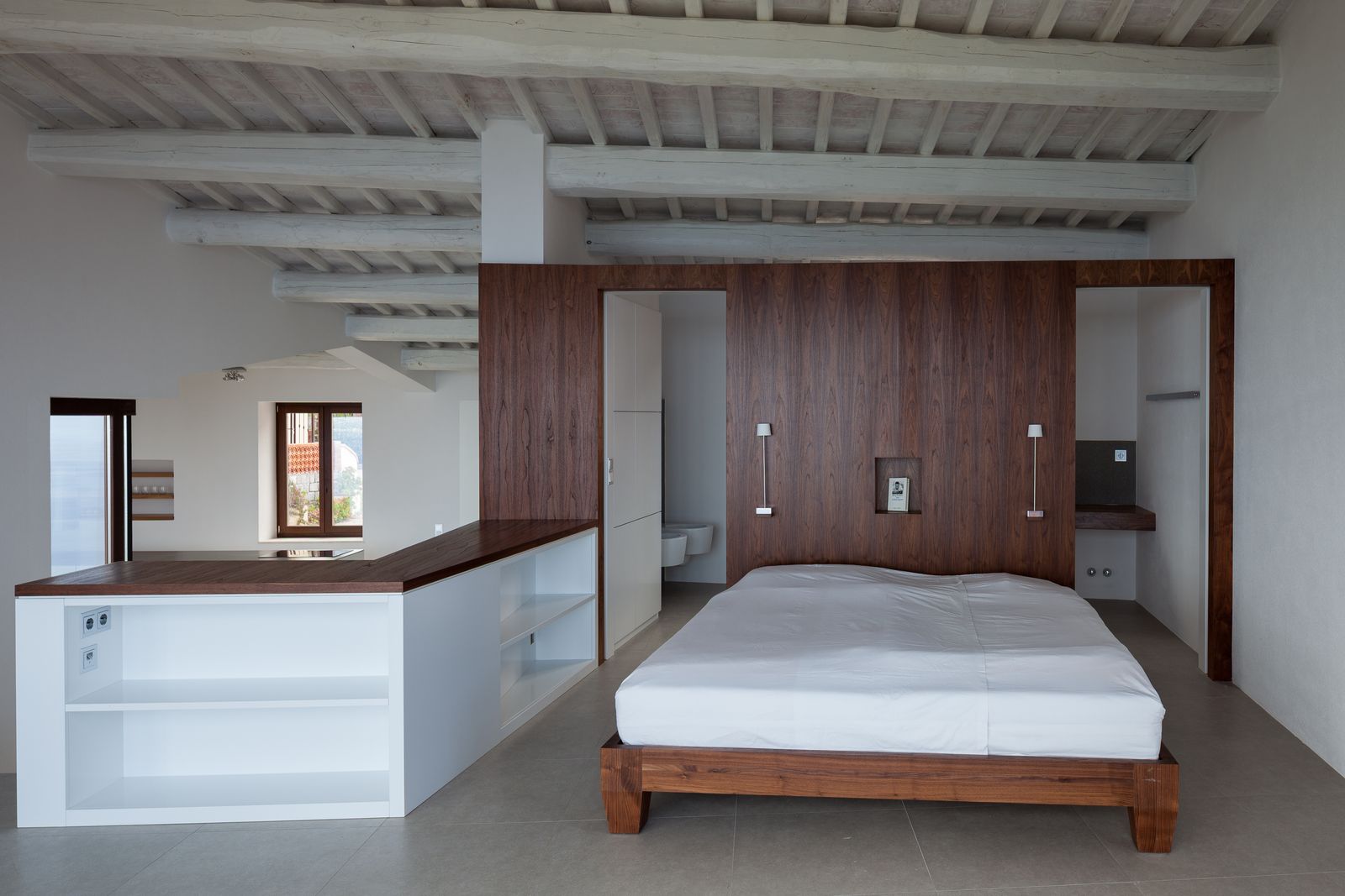 Schlafzimmer mit Trennwand zum Bad in Nußbaum und Weißlack mit zwei innenliegenden Schiebetüren