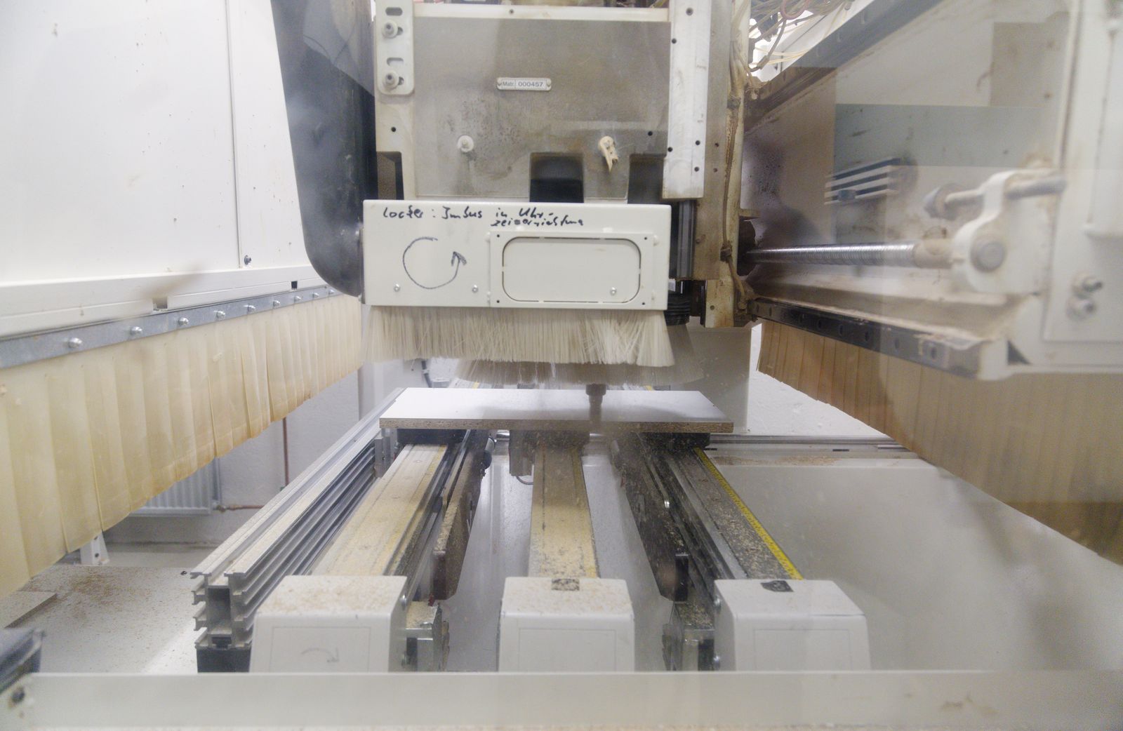 Fräskopf der CNC-Maschine bearbeitet eine Holzwerkstoffplatte