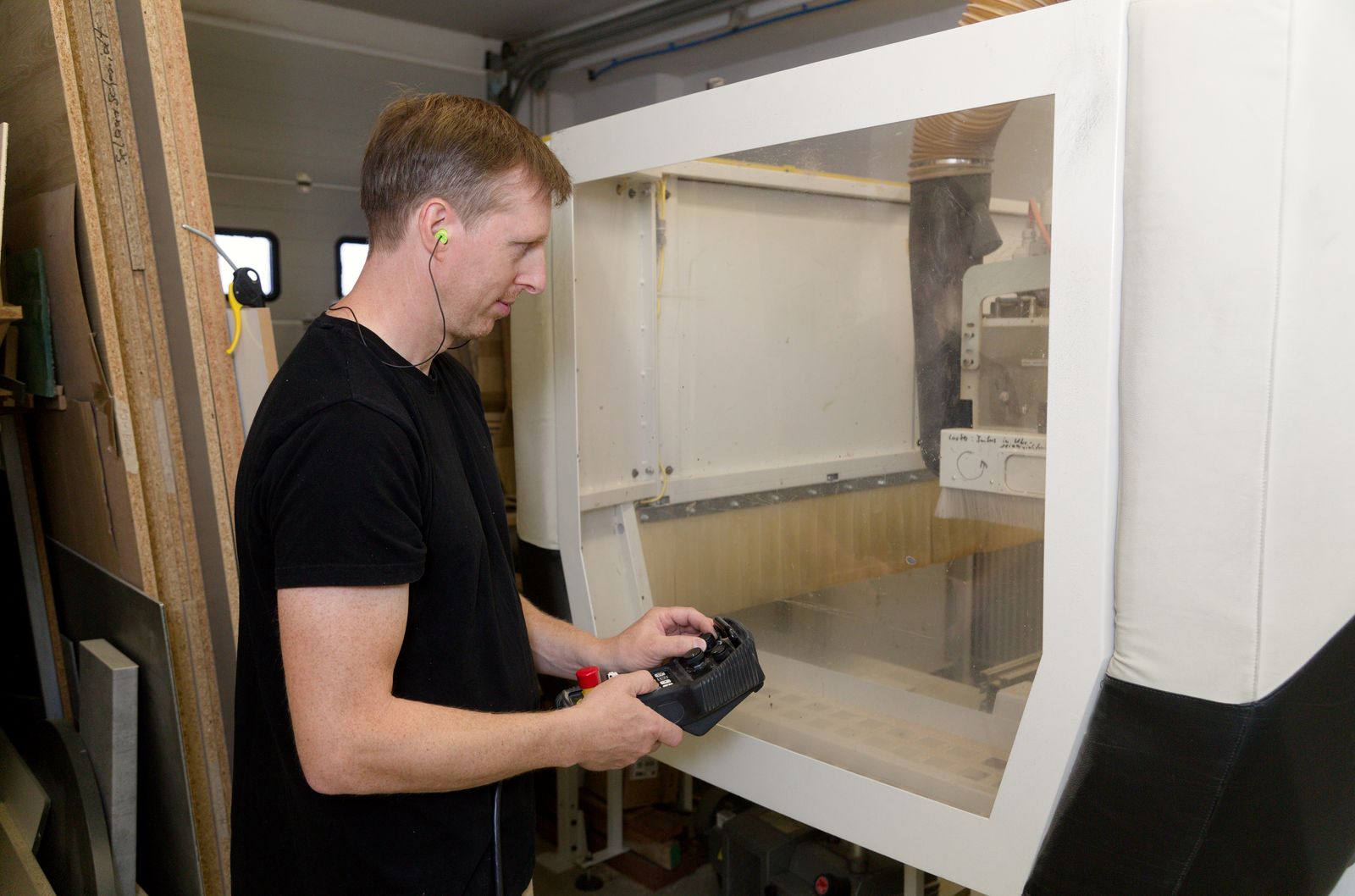 Tischler steuert die CNC-Maschine über das Handbediengerät