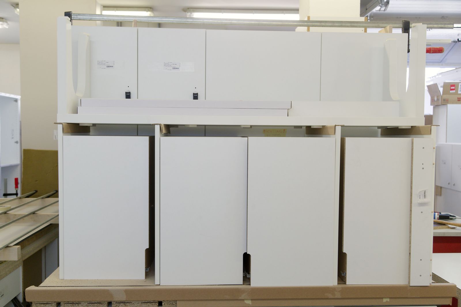 Fertig montierte weiße Küchenkorpusse in der Werkstatt